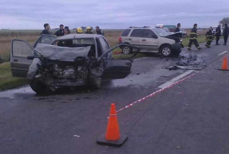 Los vehículos quedaron totalmente destruidos por el impacto. Foto: FM Aire Libre Acebal