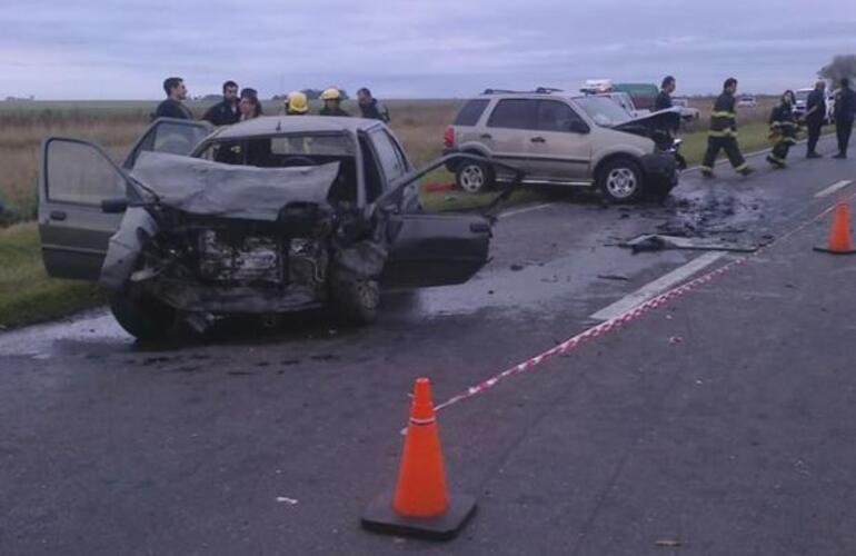 Los vehículos quedaron totalmente destruidos por el impacto. Foto: FM Aire Libre Acebal