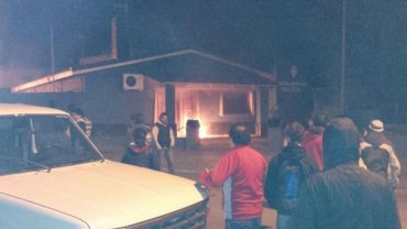 Vecinos de Monte Hermoso prendieron fuego la comisaría