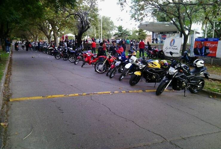 Al aire libre. El lugar elegido para el evento fue el Anfiteatro Municipal. Foto: Facebook Juventud del Frente Arroyo Seco