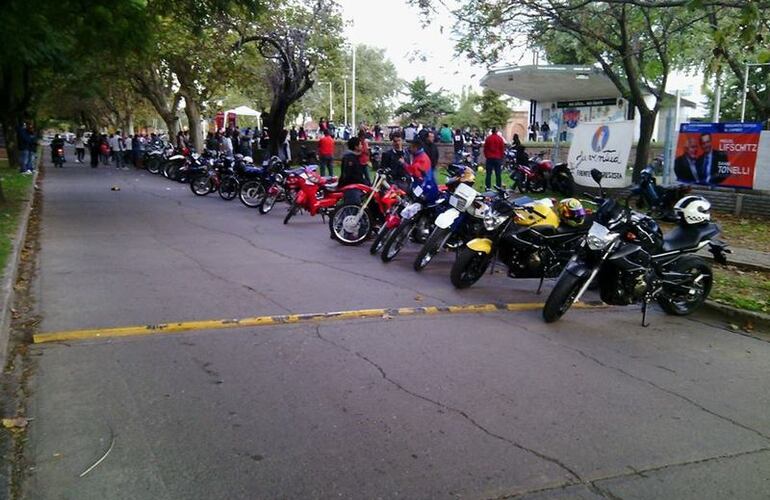 Al aire libre. El lugar elegido para el evento fue el Anfiteatro Municipal. Foto: Facebook Juventud del Frente Arroyo Seco