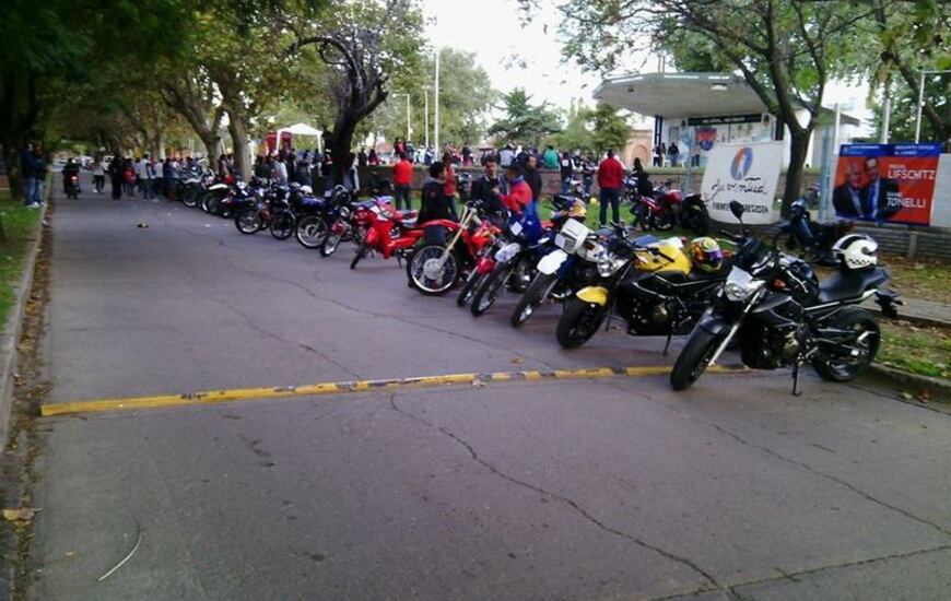 Al aire libre. El lugar elegido para el evento fue el Anfiteatro Municipal. Foto: Facebook Juventud del Frente Arroyo Seco