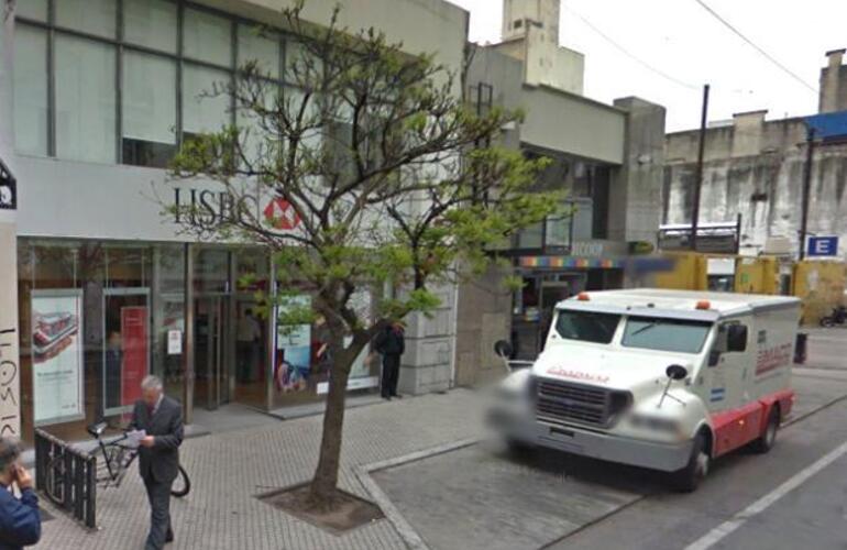 La mujer se encontraba ayer por la tarde en esa entidad para realizar un depósito. Foto: Imagen Google Street View