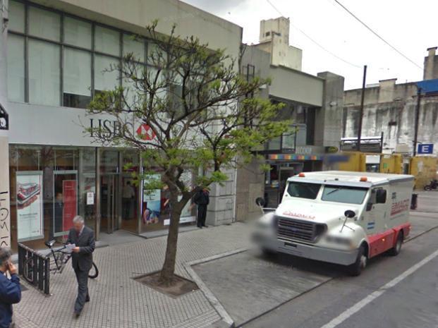 La mujer se encontraba ayer por la tarde en esa entidad para realizar un depósito. Foto: Imagen Google Street View