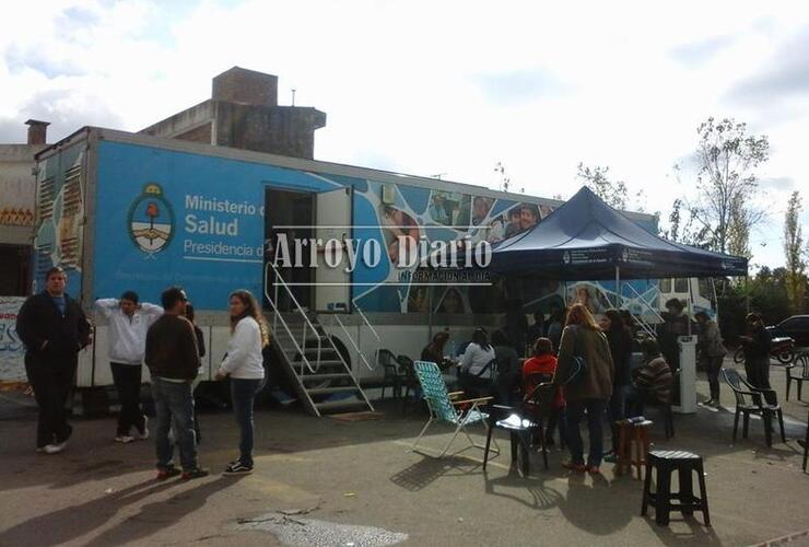 El camión sanitario en el estacionamiento de San Martín 395