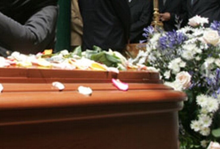 Velaron durante 10 horas al cuerpo equivocado. Velaron durante 10 horas al cuerpo equivocado.