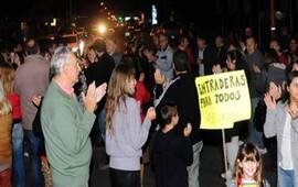 "Entraderas para todos", se burla el cartel en la manifestación de esta noche en la ruta 9. Foto: Alfredo Celoria