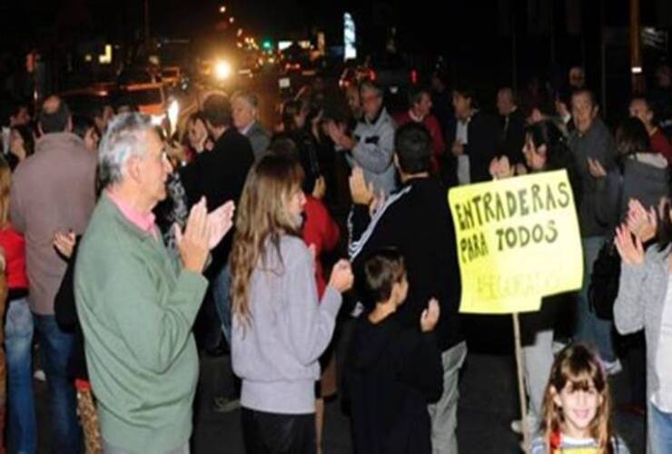"Entraderas para todos", se burla el cartel en la manifestación de esta noche en la ruta 9. Foto: Alfredo Celoria