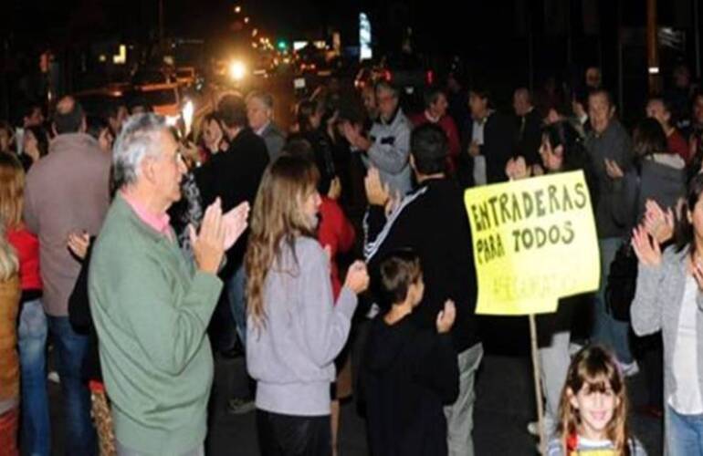 "Entraderas para todos", se burla el cartel en la manifestación de esta noche en la ruta 9. Foto: Alfredo Celoria