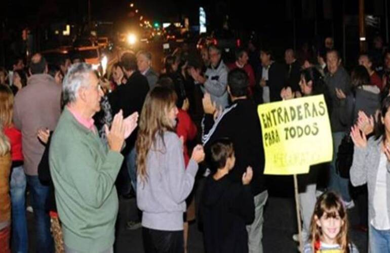 "Entraderas para todos", se burla el cartel en la manifestación de esta noche en la ruta 9. Foto: Alfredo Celoria