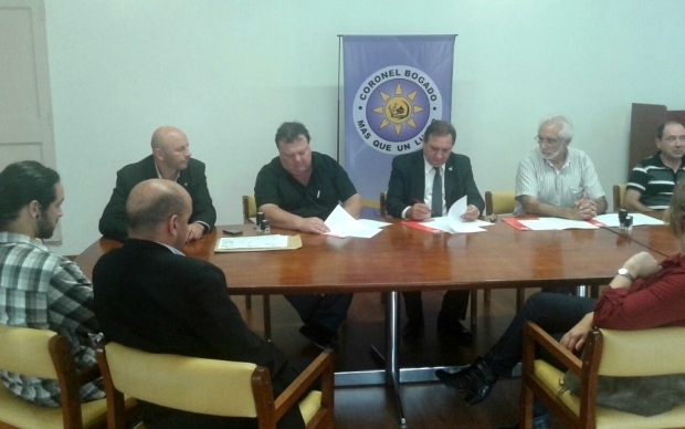 Genesini durante la firma del acuerdo