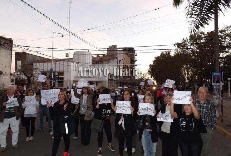 Los manifestantes pasaron por la municipalidad y se dirigieron a las puertas de la Seccional 27ª