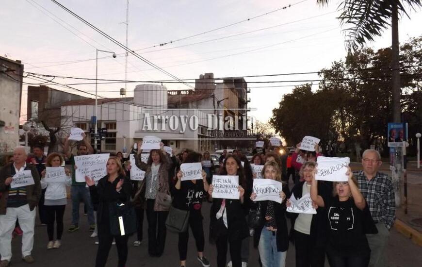 Los manifestantes pasaron por la municipalidad y se dirigieron a las puertas de la Seccional 27ª