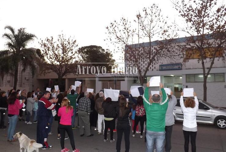 Los manifestantes fueron hasta las puertas de la comisaría pero nadie salió