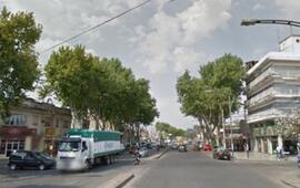 Un adolescente armado robó un auto, pero cayó preso al chocar contra coches estacionados