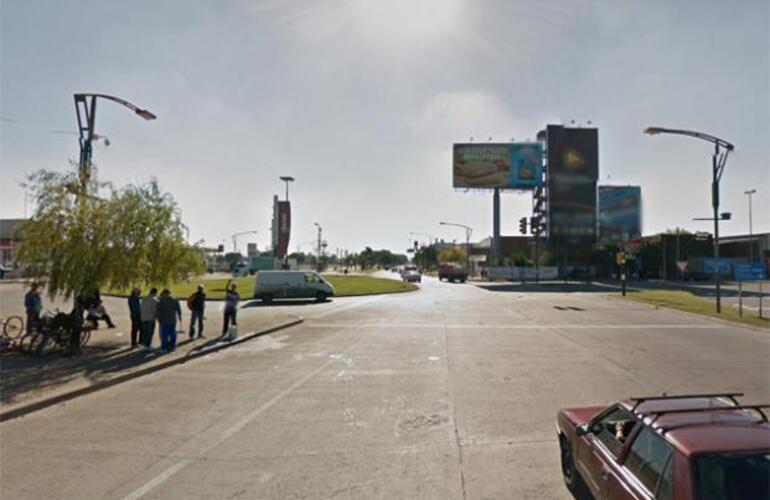 Oroño y Batlle y Ordoñez, uno de los principales accesos a la ciudad, fue escenario de un violento asalto. Foto: Google Street View