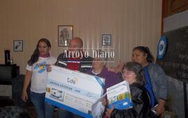 Julián Polinesi junto a algunos de los beneficiarios