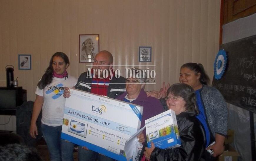 Julián Polinesi junto a algunos de los beneficiarios