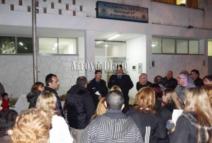 Los manifestantes fueron hasta las puertas de la comisaría