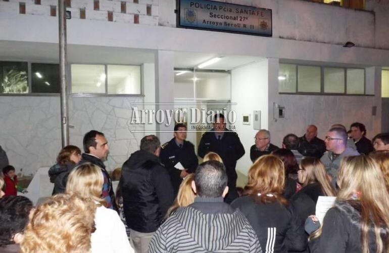 Los manifestantes fueron hasta las puertas de la comisaría