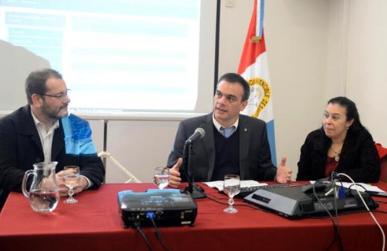 El ministro de Justicia, Juan Lewis (centro), explicó cómo será el procedimiento electoral de mañana. El ministro de Justicia, Juan Lewis (centro), explicó cómo será el procedimiento electoral de mañana.