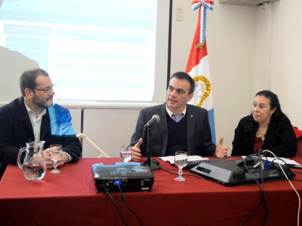 El ministro de Justicia, Juan Lewis (centro), explicó cómo será el procedimiento electoral de mañana.