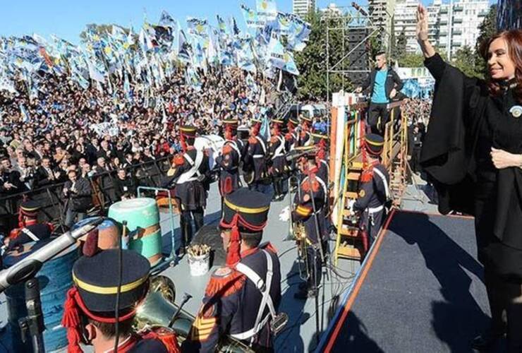 Cristina encabezará otro acto por el Día de la bandera en el Monumento. Foto: Télam