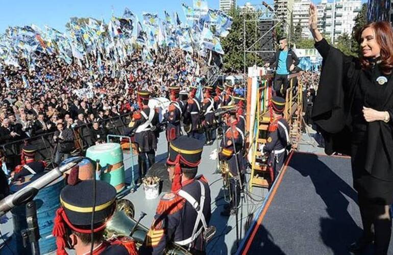 Cristina encabezará otro acto por el Día de la bandera en el Monumento. Foto: Télam