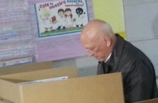 El gobernador Bonfatti vot&oacute; en Rosario pasadas las 9. Foto: Rosario3.com