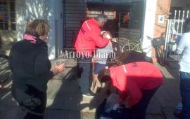 Personal de AMAS asistió a la mujer tras el accidente. Foto: Maximiliano Pascual