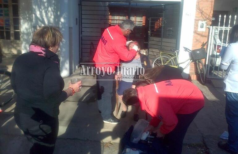 Personal de AMAS asistió a la mujer tras el accidente. Foto: Maximiliano Pascual