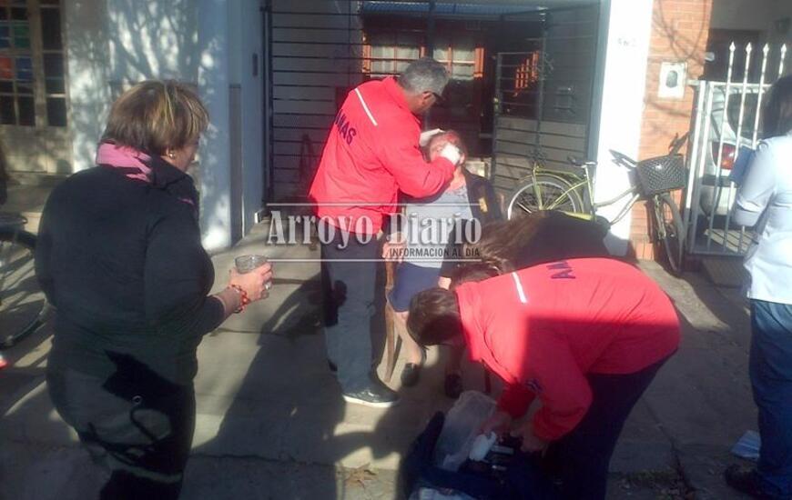 Personal de AMAS asistió a la mujer tras el accidente. Foto: Maximiliano Pascual