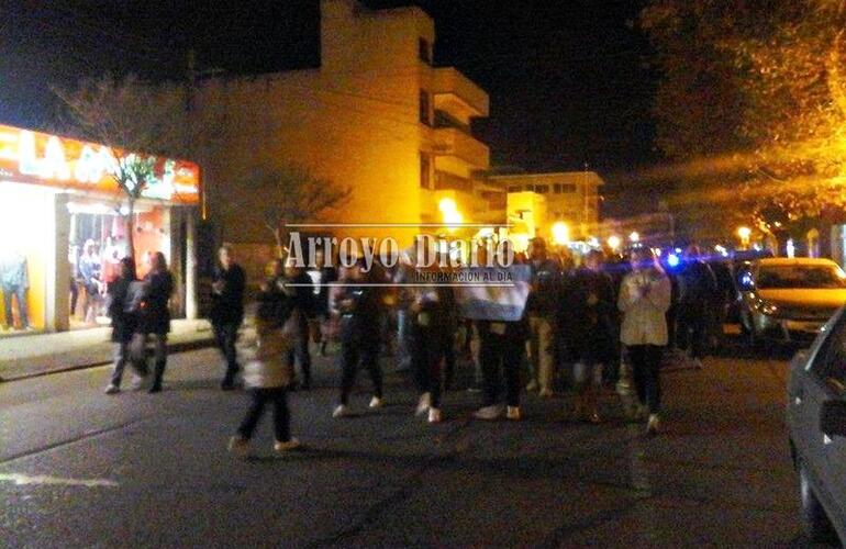 La manifestaci&oacute;n el pasado viernes recorriendo las calles del centro de Arroyo Seco. Foto: Archivo AD