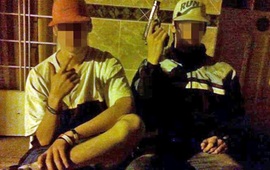 Desafiante impunidad. Los jóvenes que comercializan armas en el sitio virtual no dudan en mostrarse con ellas en sus propios perfiles de Facebook