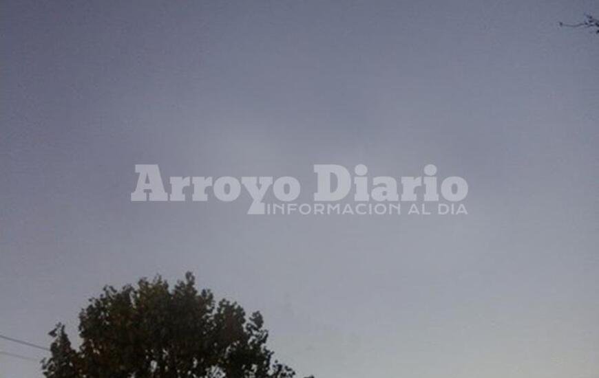 Gris pero con ganas de despejarse. El cielo en Arroyo Seco esta mañana