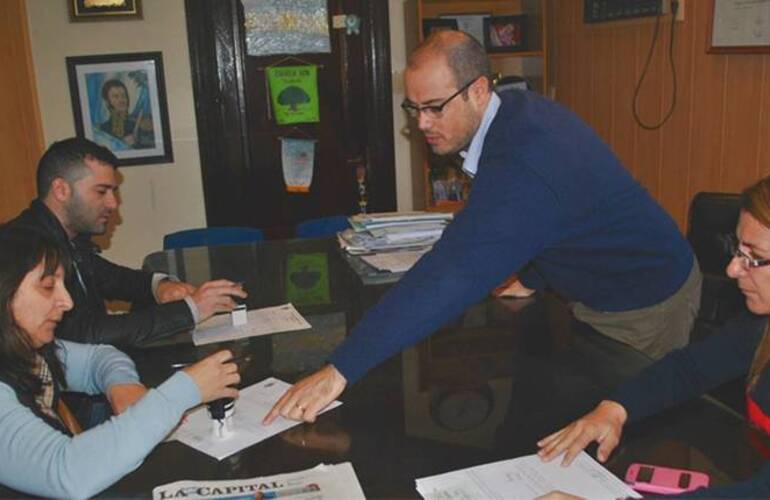 Junto a los clubes. Gres y Guarneri entregaron en persona los subsidios a las instituciones deportivas locales. Cr&eacute;dito: Gobierno Municipal