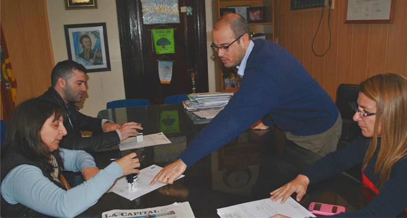Junto a los clubes. Gres y Guarneri entregaron en persona los subsidios a las instituciones deportivas locales. Crédito: Gobierno Municipal