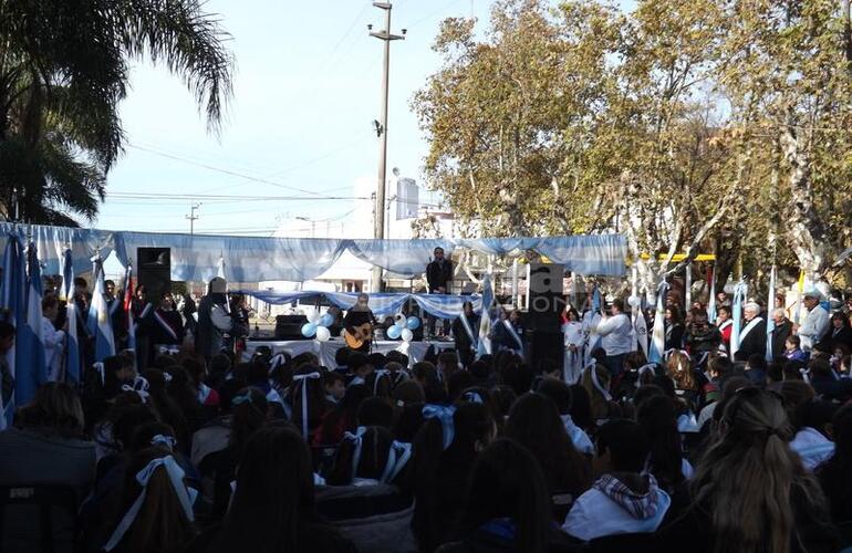 Frente a la plaza. Allí se montó el escenario para el acto de este 20 de junio