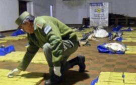 En el piso. Los gendarmes hallaron 1.040 panes de marihuana.