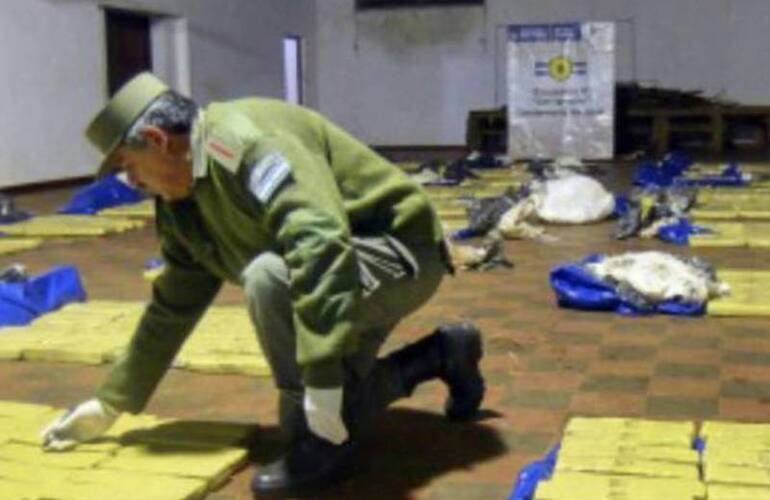 En el piso. Los gendarmes hallaron 1.040 panes de marihuana.