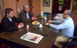 En el despacho. Gres, Esper y Ghione reunidos en la municipalidad. Crédito: Damián Andreoli