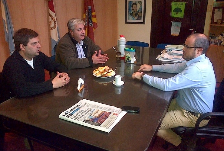 En el despacho. Gres, Esper y Ghione reunidos en la municipalidad. Cr&eacute;dito: Dami&aacute;n Andreoli
