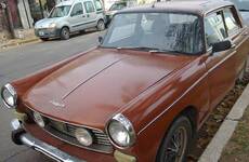 En la calle. El Peugeot 404 de Luis Godoy estaba estacionado sobre calle Moreno al 400 cuando le robaron.