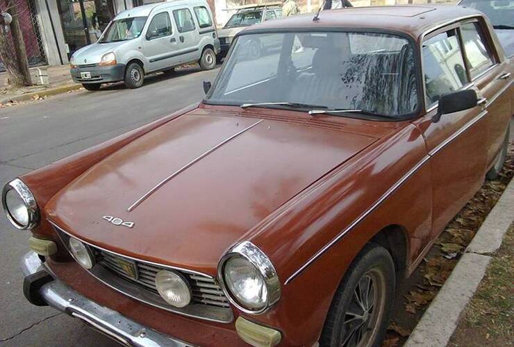 En la calle. El Peugeot 404 de Luis Godoy estaba estacionado sobre calle Moreno al 400 cuando le robaron.