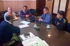 En la municipalidad. El intendente municipal junto a autoridades policiales reunidos en su despacho. Crédito. Damián Andreoli