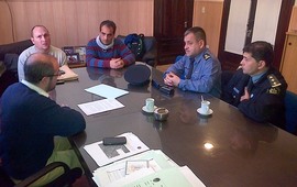 En la municipalidad. El intendente municipal junto a autoridades policiales reunidos en su despacho. Crédito. Damián Andreoli