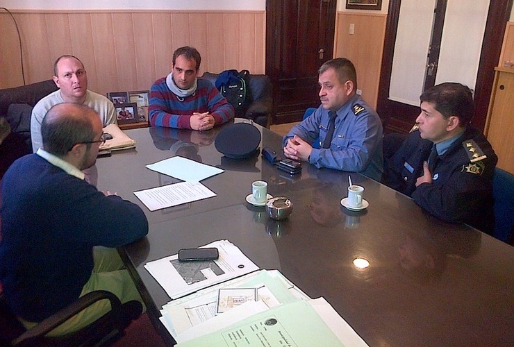 En la municipalidad. El intendente municipal junto a autoridades policiales reunidos en su despacho. Crédito. Damián Andreoli