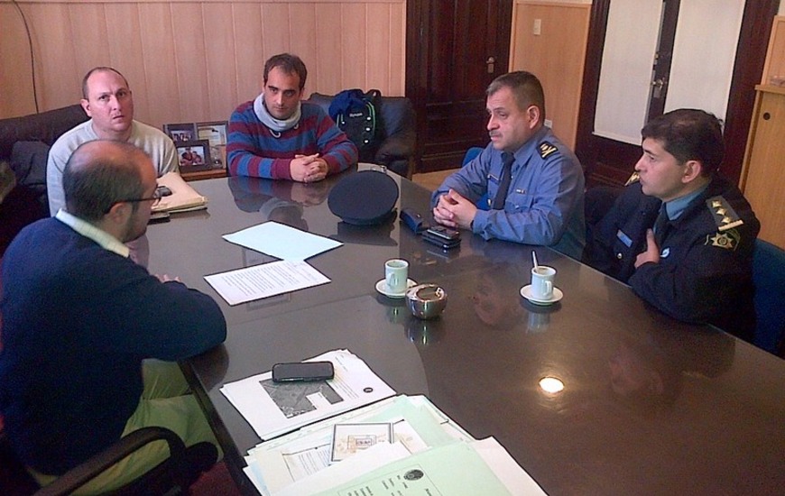 En la municipalidad. El intendente municipal junto a autoridades policiales reunidos en su despacho. Crédito. Damián Andreoli