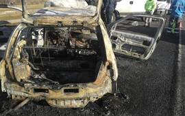 Así quedó. El Clío impactó con la parte trasera de una Trafic y estalló en llamas. Crédito: Diario El Sur