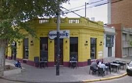 Para fomentar el diálogo. Este es el bar que adoptó la curiosa propuesta. Crédito: Google Street View.